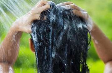 الإفراط في غسل الشعر يسبب جفاف فروة الرأس وتقصفه