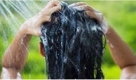 خبير أمراض جلدية: الإفراط في غسل الشعر يسبب جفاف فروة الرأس وتقصفه
