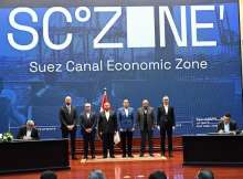 رئيس الوزراء المصري خلال توقيع العقود