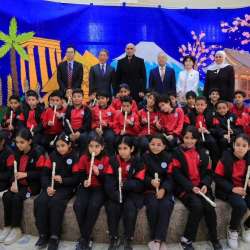 وزير التعليم والوفد الياباني خلال الزيارة