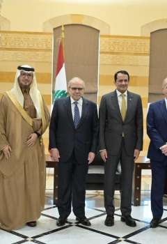 رئيس الحكومة اللبنانية نواف سلام مع أعضاء اللجنة الخماسية