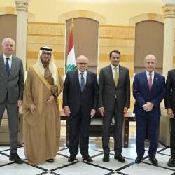 رئيس الحكومة اللبنانية نواف سلام مع أعضاء اللجنة الخماسية