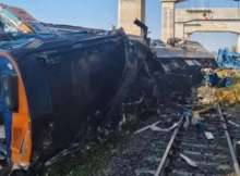 انهيار رافعة على قطار