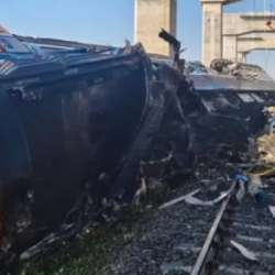 انهيار رافعة على قطار