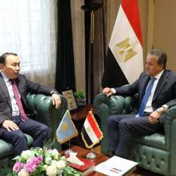 وزير الصحة المصري وسفير كازاخستان