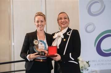 ياسمين فؤاد تحصد ميدالية الإسهام المتميز من صندوق نوبل للاستدامة لعام 2025