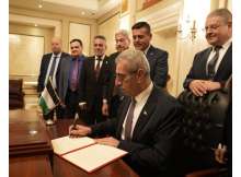 علي شعث يوقع بيان مهمة لجنة إدارة غزة