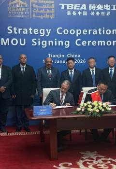 وزير الكهرباء المصري خلال توقيع الاتفاقية