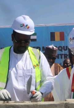 وضع حجر أساس مسجد الشيخ زايد والمركز الثقافي بأنجمينا