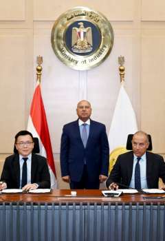 وزير الصناعة المصري خلال توقيع الاتفاقية