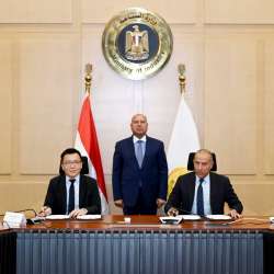 وزير الصناعة المصري خلال توقيع الاتفاقية