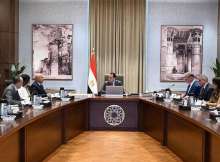 رئيس الوزراء خلال الاجتماع