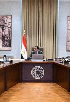 رئيس الوزراء خلال الاجتماع