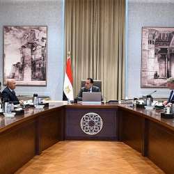 رئيس الوزراء خلال الاجتماع