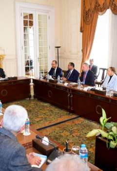 وزير الخارجية يلتقي أعضاء اللجنة الوطنية لآلية مراجعة النظراء الأفريقية