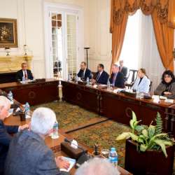 وزير الخارجية يلتقي أعضاء اللجنة الوطنية لآلية مراجعة النظراء الأفريقية