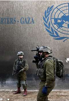 جنود إسرائيليون بجوار مقر الأونروا في قطاع غزة