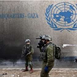 جنود إسرائيليون بجوار مقر الأونروا في قطاع غزة