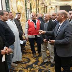 وزير وزارة العمل يتفقد اختبارات العمال المرشحين للعمل في موسم الحج الجديد