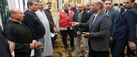 وزير وزارة العمل يتفقد اختبارات العمال المرشحين للعمل في موسم الحج الجديد