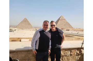 زيارة براين ادامز للاهرامات 