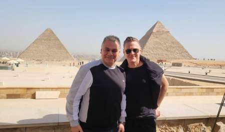شاهد| الفنان العالمي براين آدمز وأسرته يزورون أهرامات الجيزة