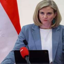 وزيرة الخارجية بيآتا ماينل-رايزينجر