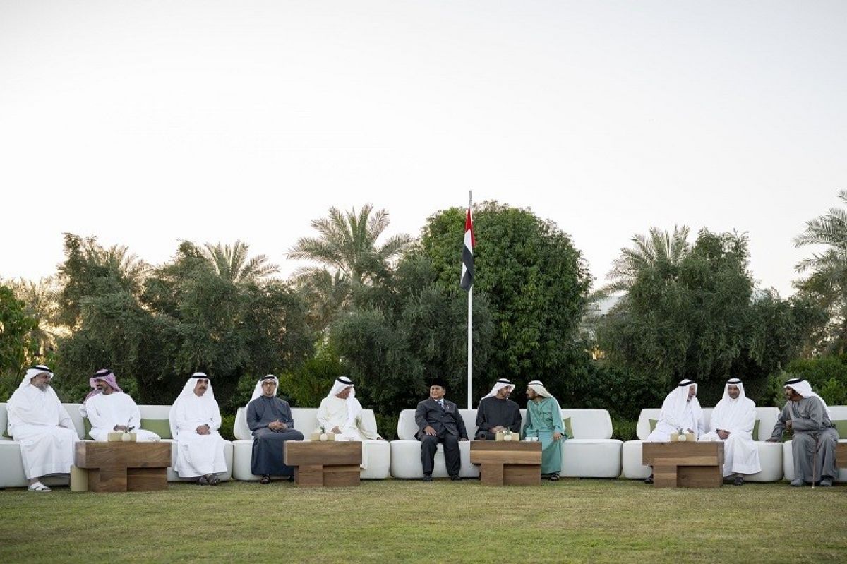 حاكم الإمارات يلتقون على مائدة إفطار