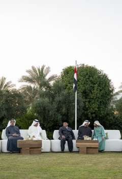 حاكم الإمارات يلتقون على مائدة إفطار