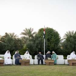 حاكم الإمارات يلتقون على مائدة إفطار