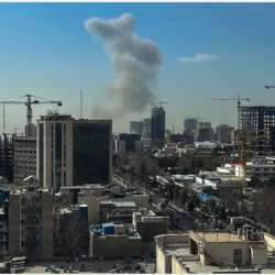 تصاعد أعمدة الدخان جراء قصف إسرائيلي على إيران