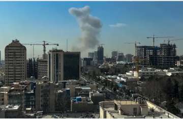 تصاعد أعمدة الدخان جراء قصف إسرائيلي على إيران