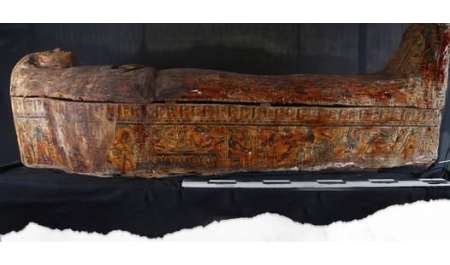 الكشف عن خبيئة من التوابيت الملونة بداخلها مومياوات في مصر