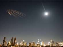 رشقة من الصواريخ متزامنة من إيران ولبنان تجاه إسرائيل