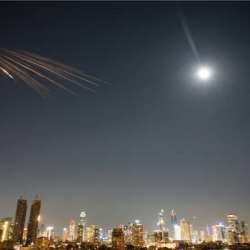 رشقة من الصواريخ متزامنة من إيران ولبنان تجاه إسرائيل