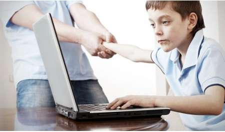 جدار حماية نفسي.. كيف تنقذ أبناءك من مخاطر العالم الرقمي؟