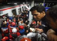 ضحايا حادث تصادم قطارين قرب جاكرتا