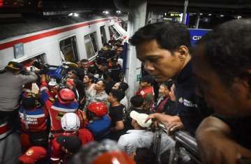 ضحايا حادث تصادم قطارين قرب جاكرتا