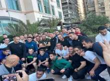 الرئيس الفرنسي يلتقط صورة مع عمال بأحد المطاعم في الإسكندرية