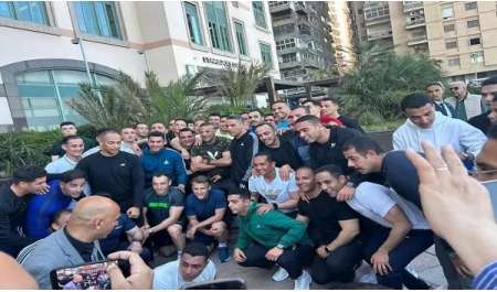 لقطة اليوم.. الرئيس الفرنسي يلتقط صورة مع عمال بأحد المطاعم في الإسكندرية