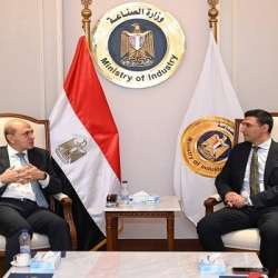 وزير الصناعة يبحث تيسير نفاذ الشركات المصرية للسوق الفرنسي