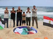 فلسطينيون يدعمون حسام حسن