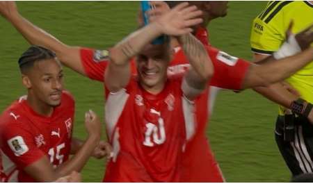 على طريقة حسام حسن.. قائد منتخب سويسرا يحتج على قرار حكم الأرجنتين