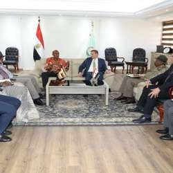 الوزير المصري والوفد الأوغندي