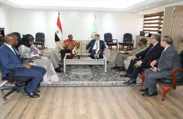 الوزير المصري والوفد الأوغندي