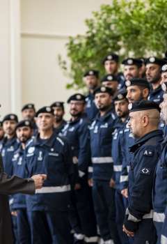 محمد بن زايد يستقبل فريق الإمارات للبحث والإنقاذ
