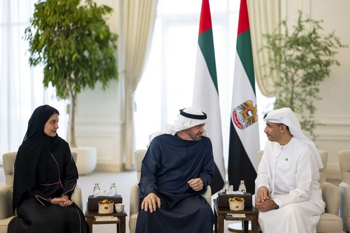 رئيس الإمارات يستقبل فريق عمل جناح الإمارات