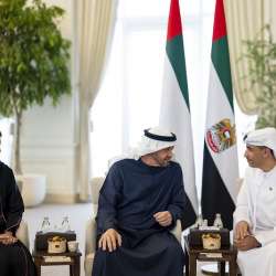 رئيس الإمارات يستقبل فريق عمل جناح الإمارات