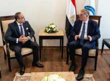 وزير البترول مع ممثل هالبيرتون