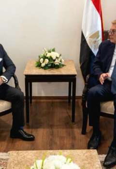 وزير البترول مع ممثل هالبيرتون